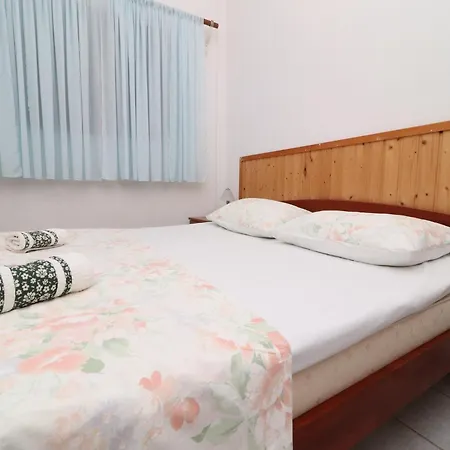 House Danica - Two Bedroom With Terrace And Sea View